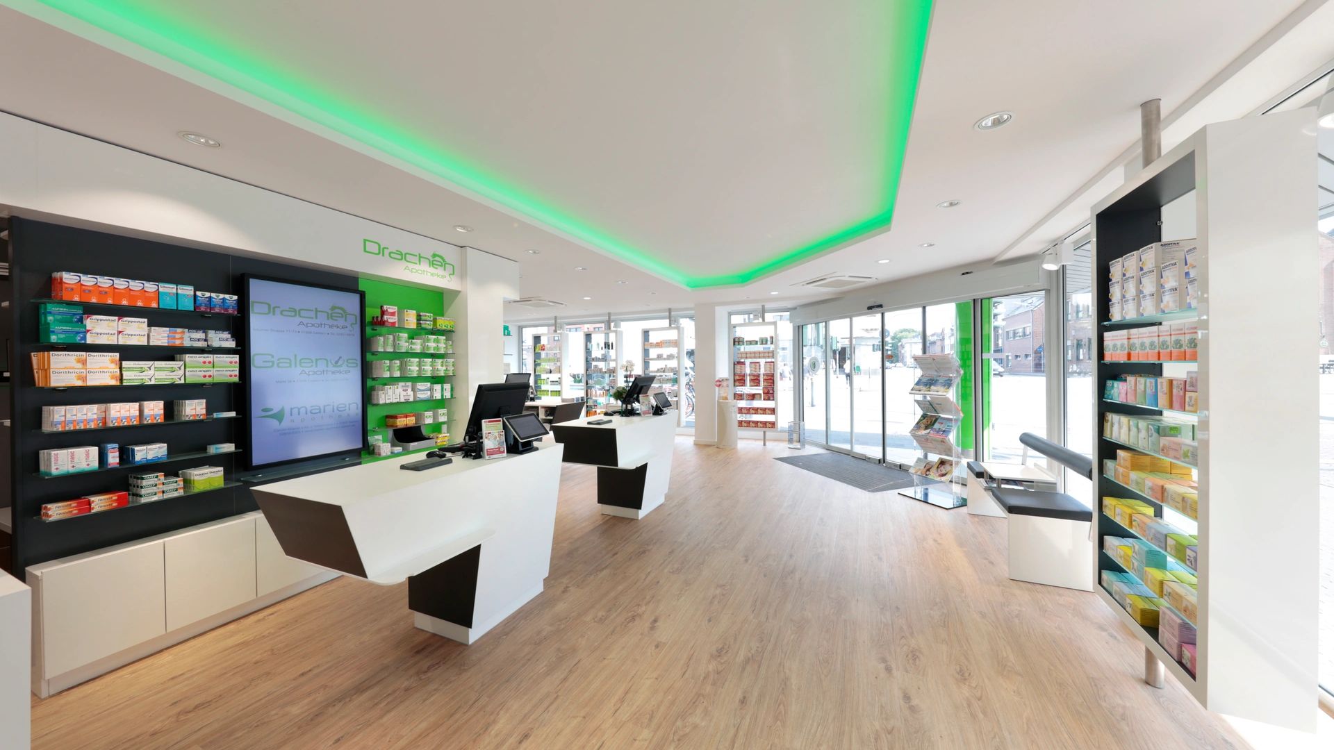 Heller Beratungsbereich mit viel Platz für persönlichen Service.