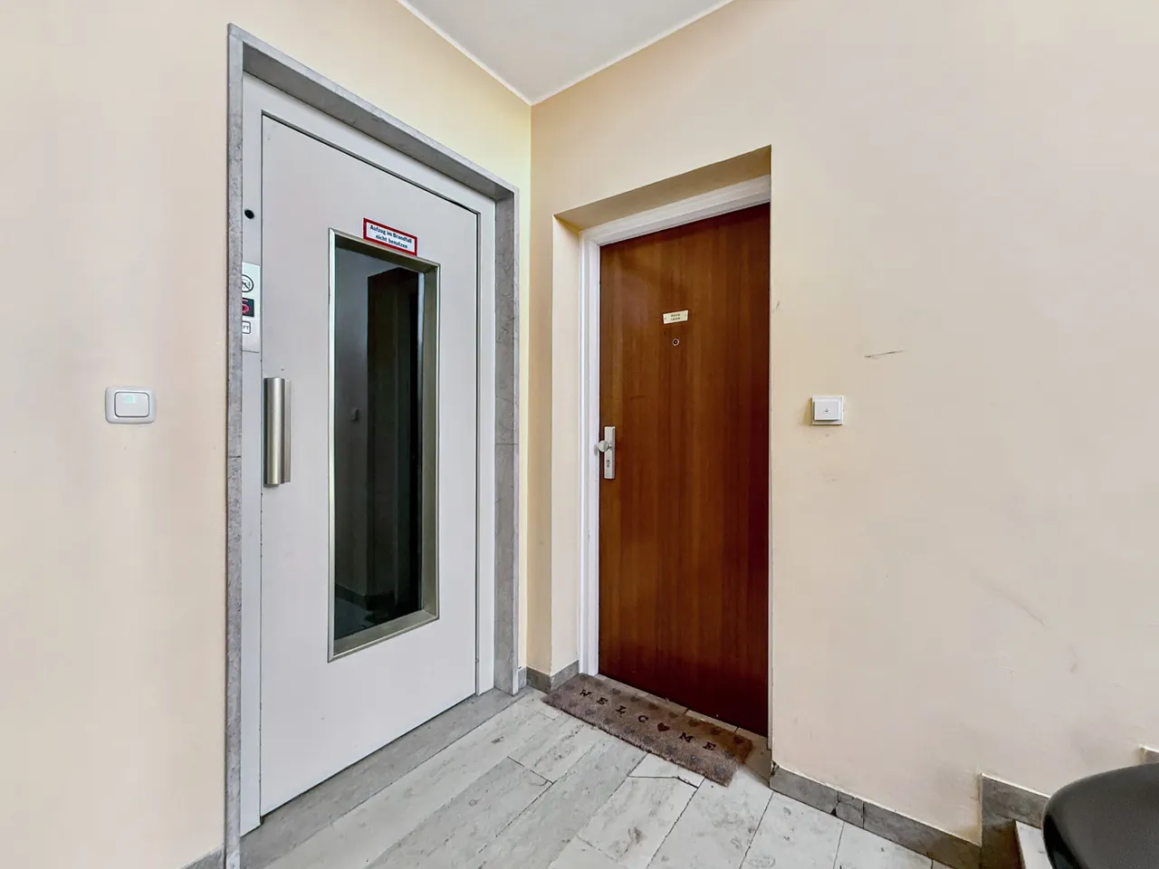 Wohnungstür Aufzug