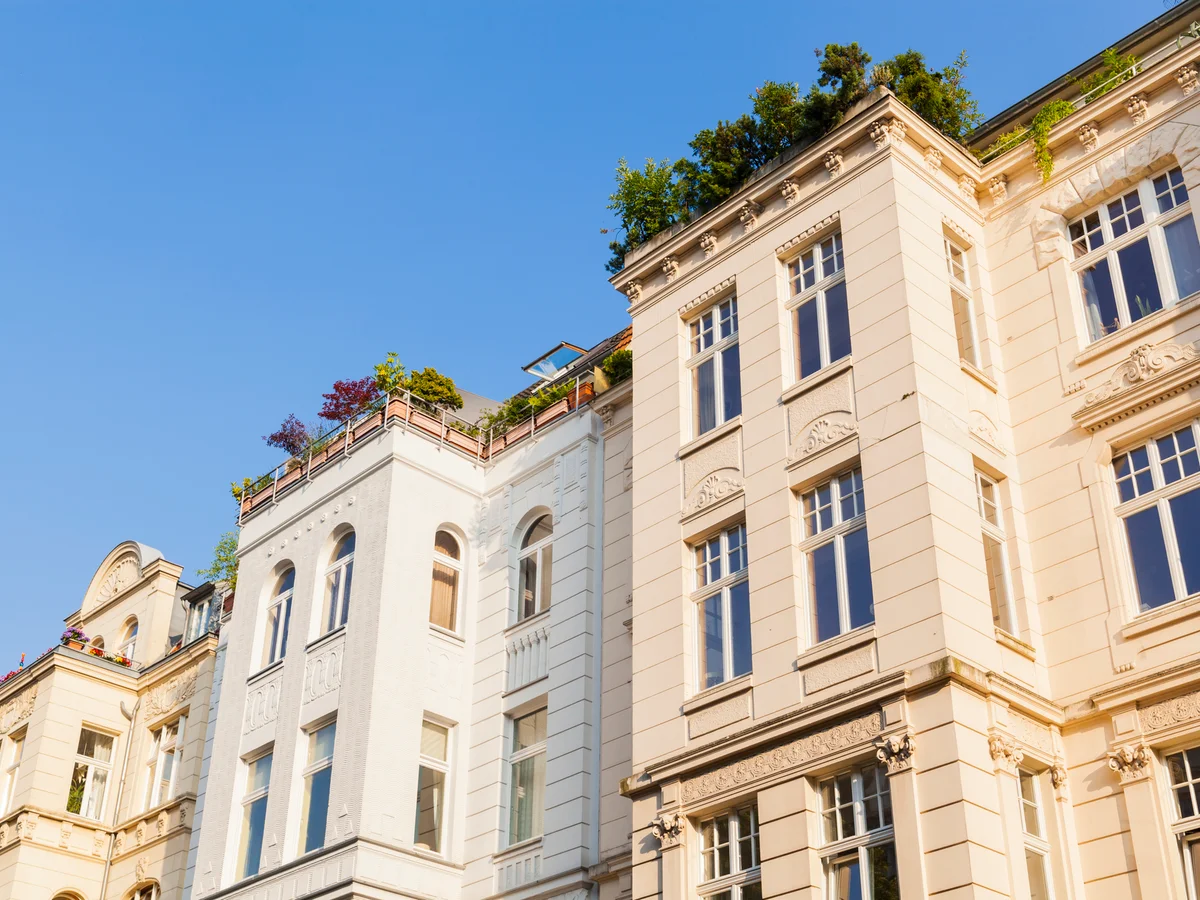 Sanierte Altbau-Mehrfamilienhäuser mit Dachterrasse