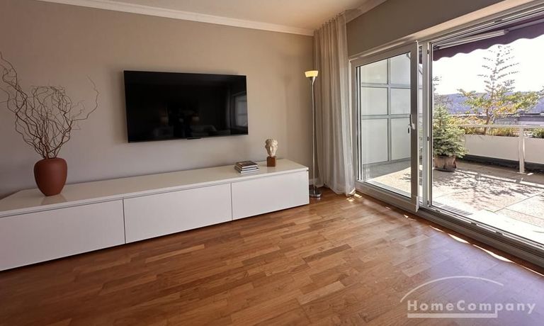 Wohnzimmer mit Zugang zum Balkon