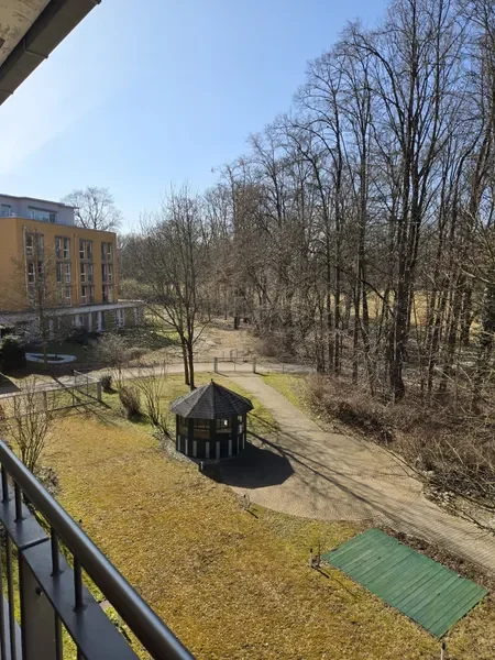 Blick vom Balkon in den Park