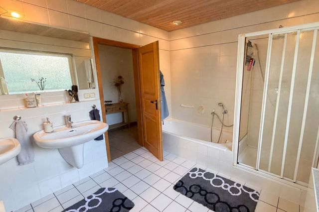 Badezimmer (OG)