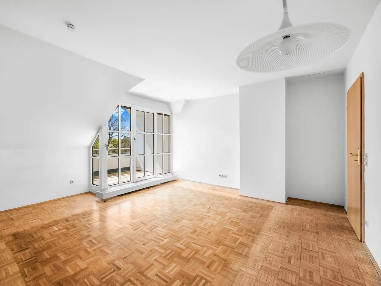 Wohnzimmer mit Blick zu Balkon
