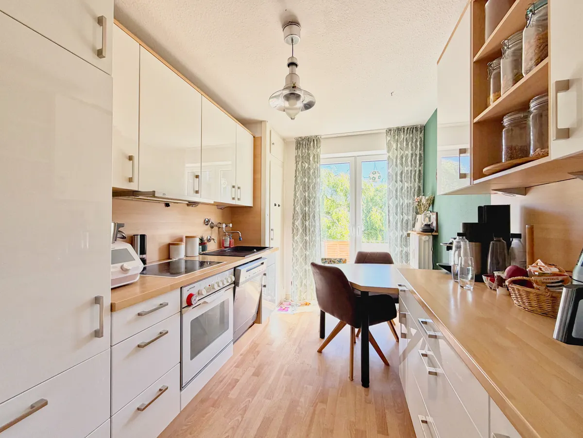 Die geräumige Küche mit Zugang zum Ostbalkon