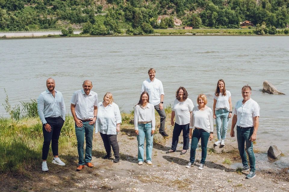 unser-team-vor-der-donau