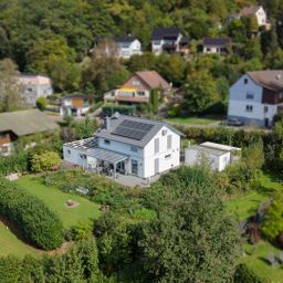 Smart & energieeffizient: Gepflegtes Einfamilienhaus mit Garagen in idyllischer Lage von Windeck!