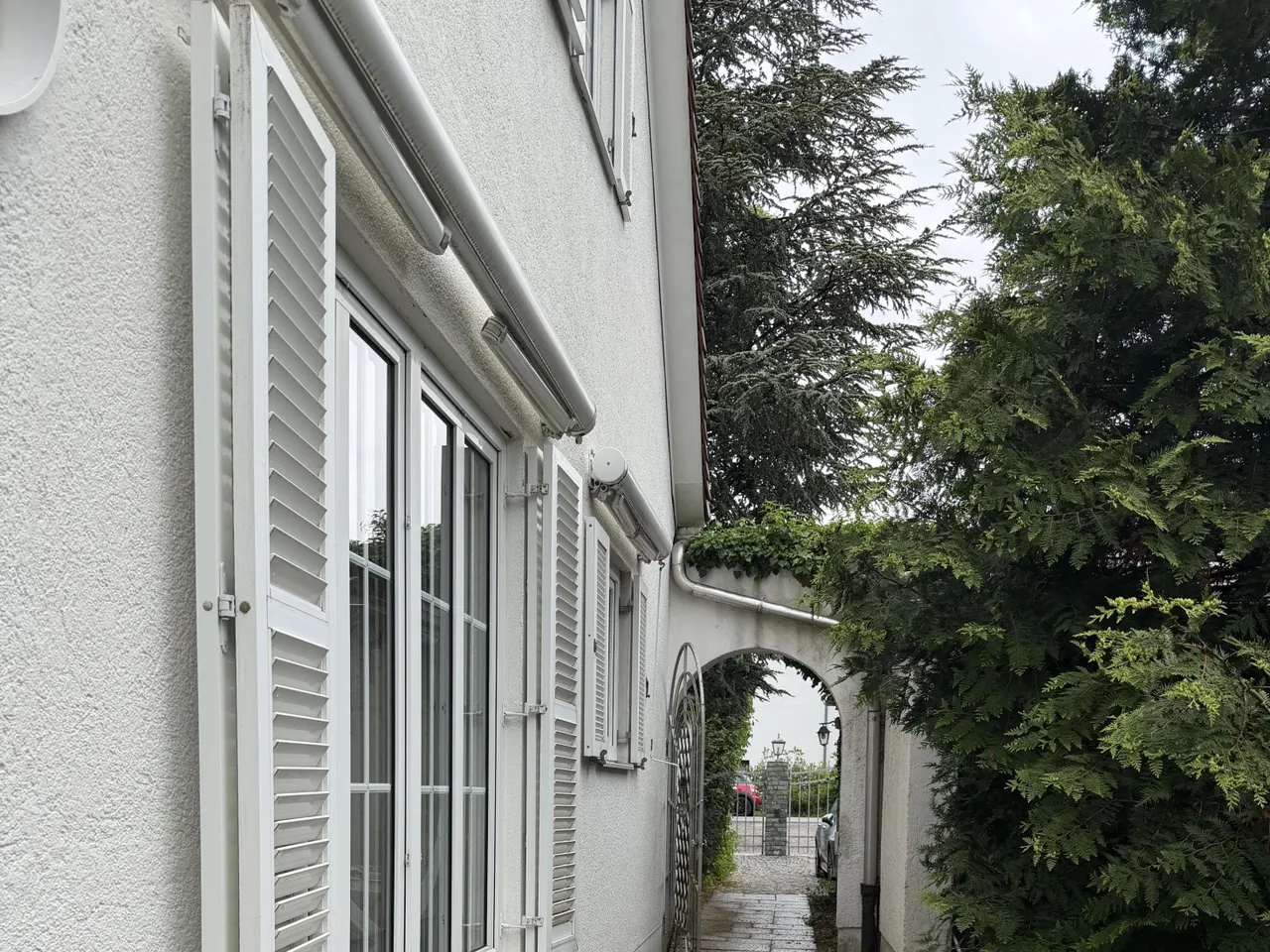 Weg am Haus entlang