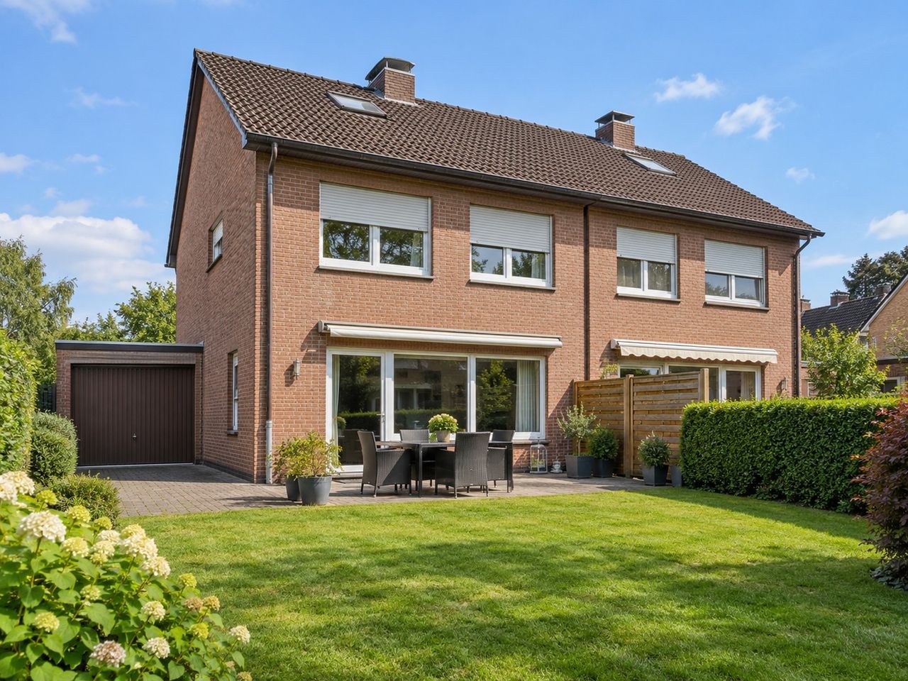 Gartenseite mit Terrasse (KI-Visualisierung)
