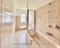 Badezimmer mit Fenster und Wanne