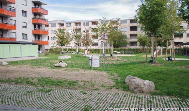 Spielplatz vor dem Haus