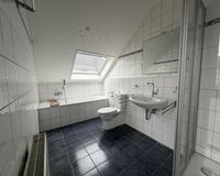 Badezimmer mit Wanne...