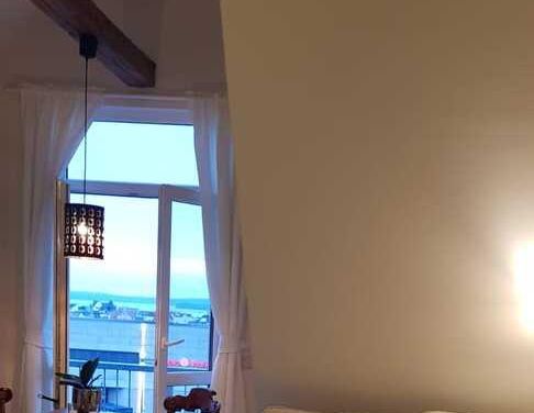 Moderne Wohnung im DG mit Balkon