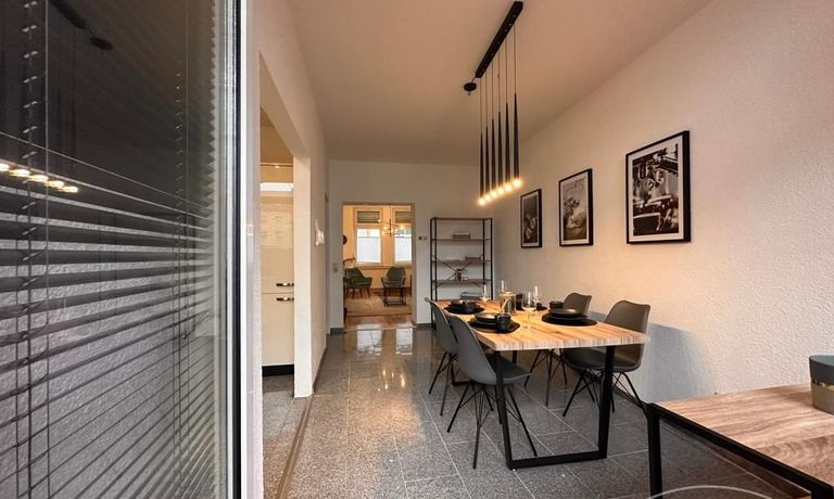 Esszimmer mit Zugang zum Balkon