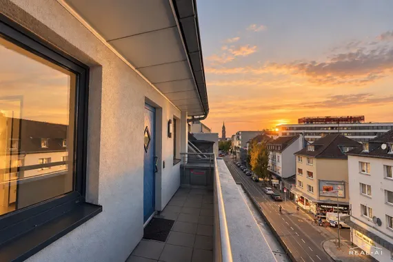 HELLE 2-ZIMMER-WOHNUNG MIT BALKON, AUFZUG UND STELLPLATZ IN ZENTRALER LAGE ZU MIETEN!