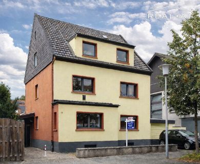 Kapitalanlage mit Entwicklungspotenzial: 2-3-Familienhaus + Nebengebäude