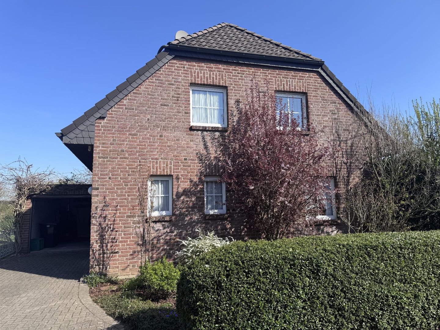 Gemütliches Einfamilienhaus mit Garage und kleinem Garten