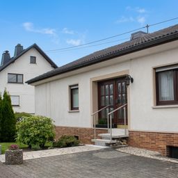 Familienfreundliches Haus mit großem Grundstück, Einliegerwohnung und herrlichem Ausblick