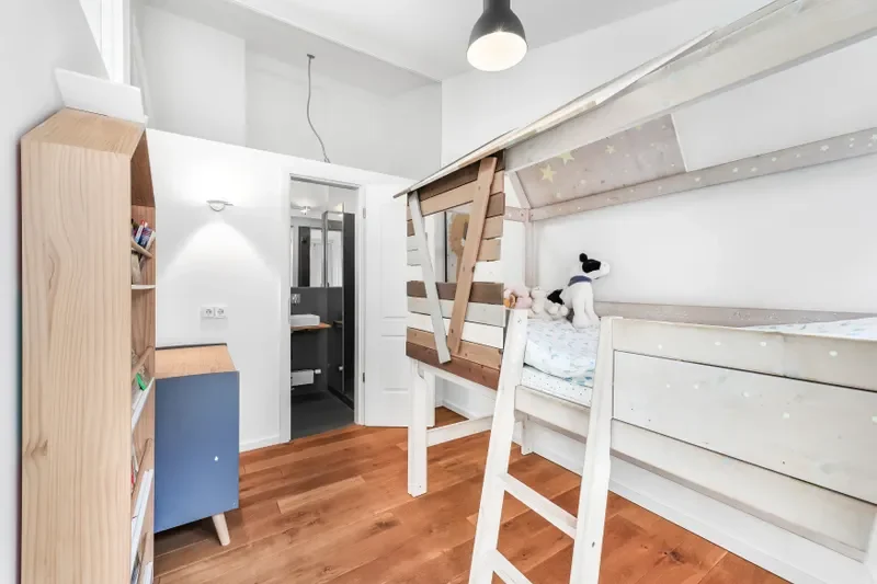 Zimmer DG mit Zugang Duschbad