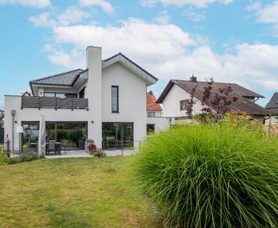 Architektenhaus der Extraklasse mit Einliegerwohnung, modernster Technik, KfW 55  und  Traumgarten