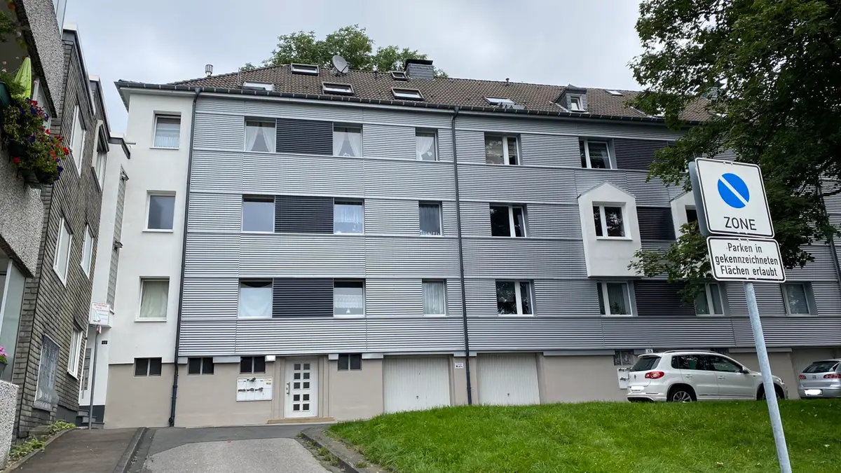 Hausansicht mit der Eigentumswohnung im 1. OG links