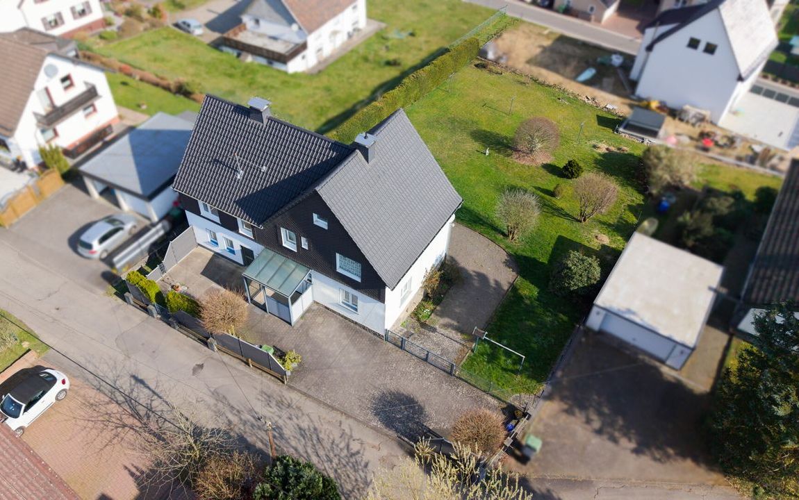Ein Haus, viele Möglichkeiten: Flexibles Zweifamilienhaus mit großem Gartenpotenzial!