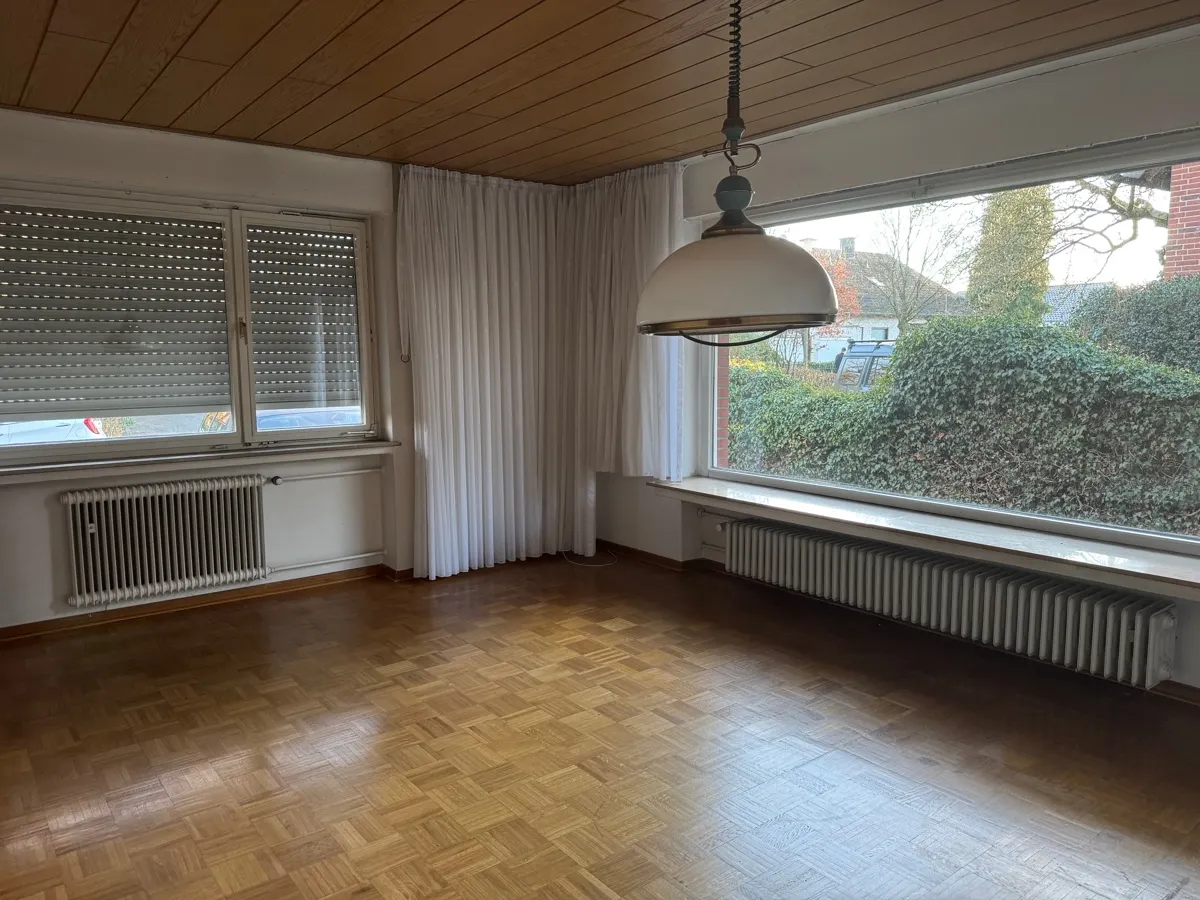 Das Schlafzimmer im EG mit Eichenparkett