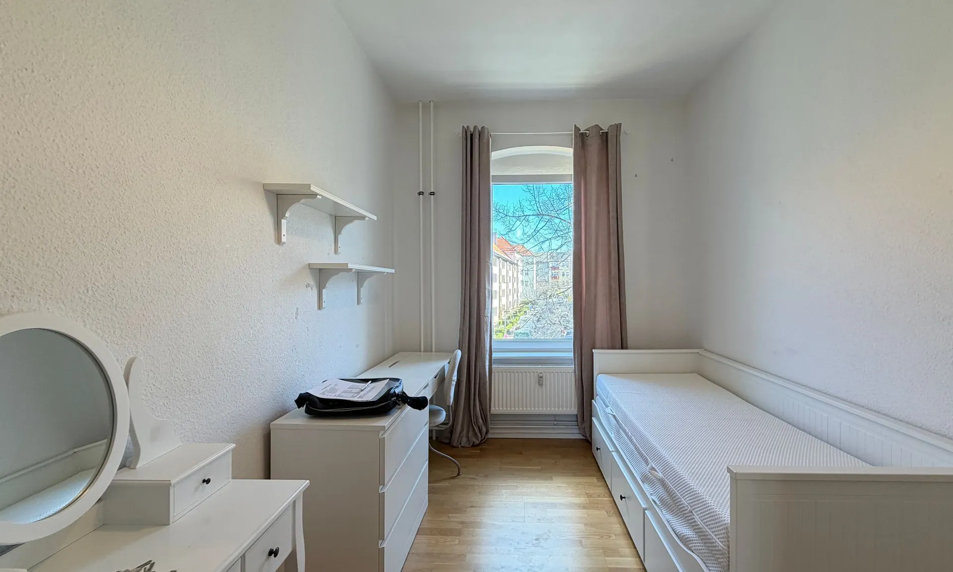 Befristete, Möbelierte Einraumwohnung mit EBK !