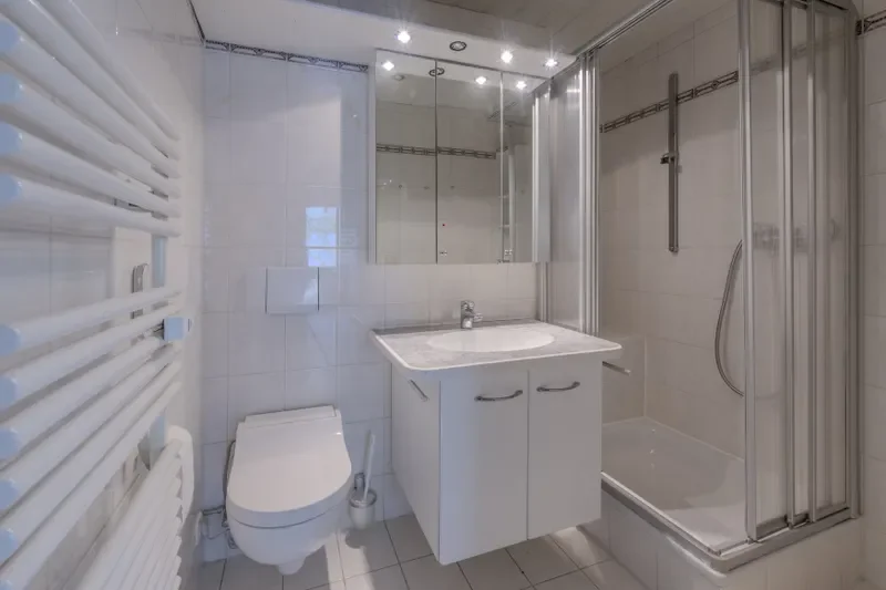 Badezimmer mit Dusche