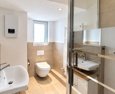 MODERNE 2-ZIMMER DACHGESCHOSSWOHNUNG IN ZENTRALER LAGE ZU MIETEN! - Photo 3