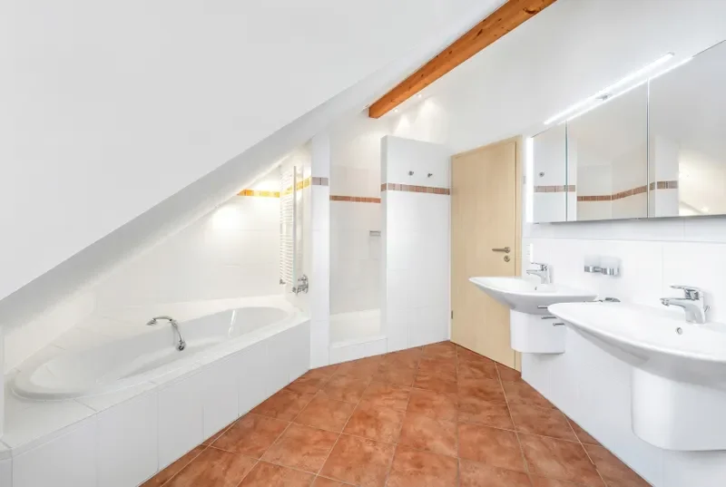 Badezimmer im Dachgeschoss