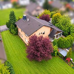 Ein Haus mit Raum für viele Lebensentwürfe inklusive Baugrundstück
