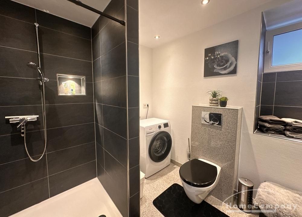 Tageslichtbad mit Dusche und Waschmaschine