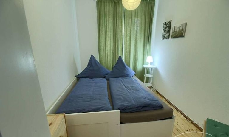 Kleines Schlafzimmer mit Doppelbett - es kann auch in ein Einzelbett verwandelt werden
