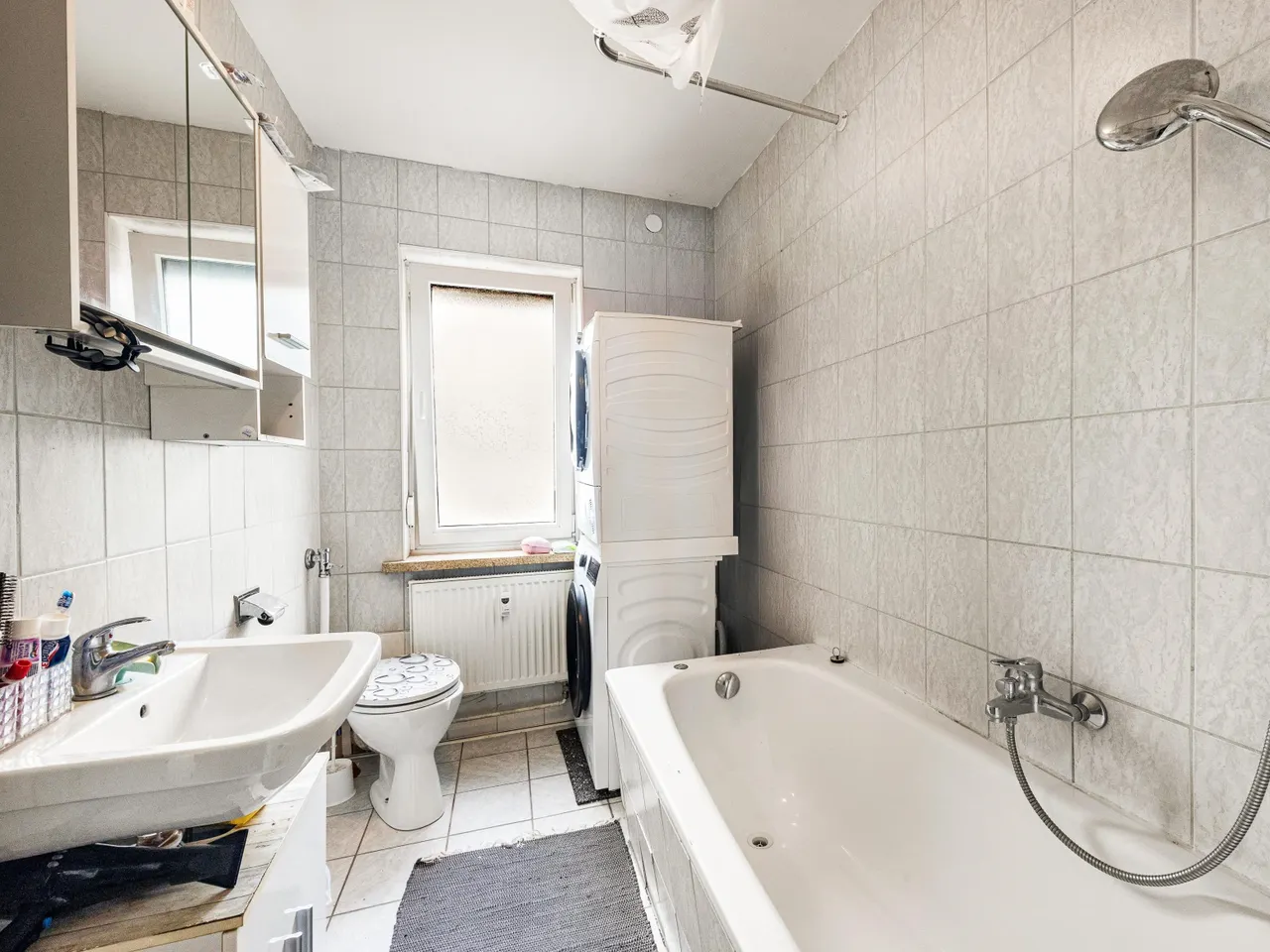 Tageslichtbad mit Badewwanne, Waschbecken, WC, Waschmaschinenanschluss