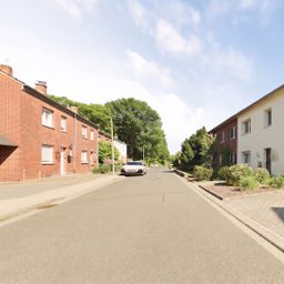 Solides Zweifamilienhaus mit Perspektive: Zentrumsnahe Kapitalanlage oder individuelles Wohnglück