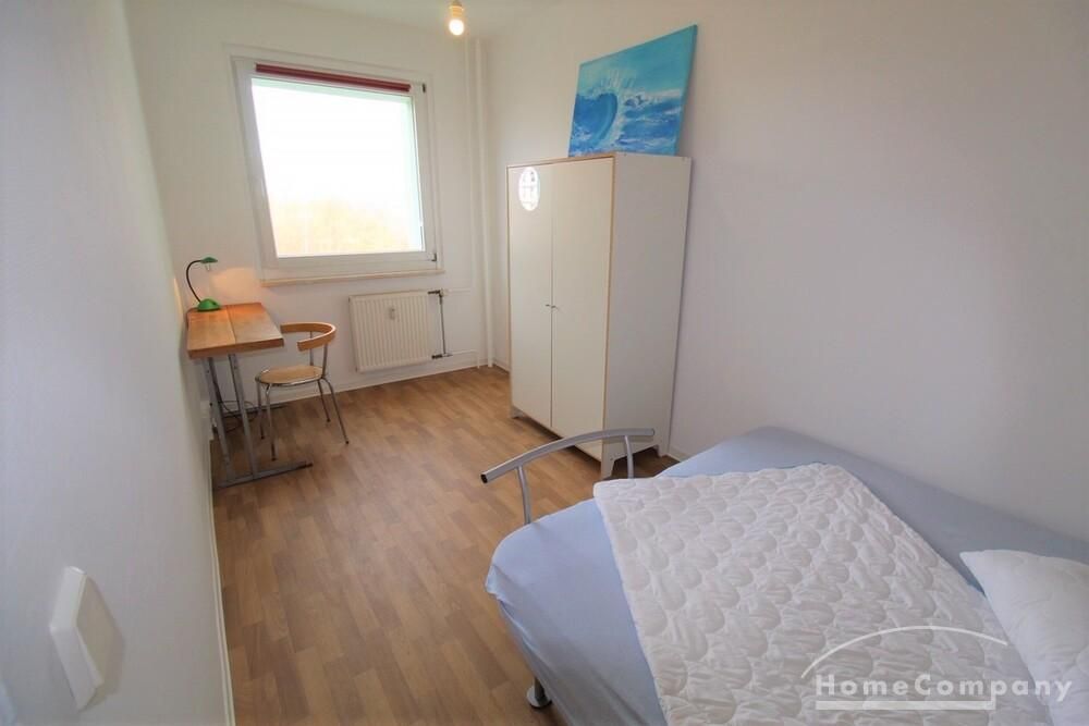 Kleines Schlafzimmer mit Schlafcouch, Schrank + Schreibtisch