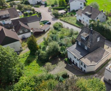 Platzwunder: Teilsaniertes Ein-/Zweifamilienhaus mit Garage und großem Grundstück!
