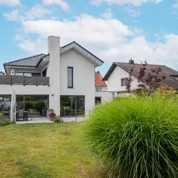 Architektenhaus der Extraklasse mit Einliegerwohnung, modernster Technik, KfW 55  und  Traumgarten