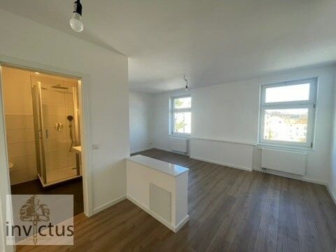 Schlafzimmer mit Zugang zum Badezimmer 