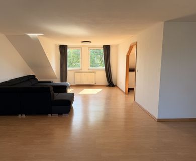 Große Wohnung mit Balkon, Stellplatz und Weitblick - Photo 1