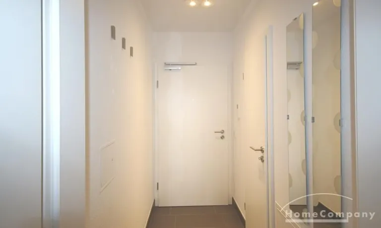 Flur mit  Zugang zur Abstellkammer