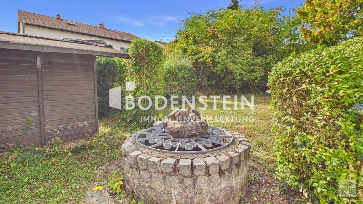 Garten mit Brunnen und Gartenhaus