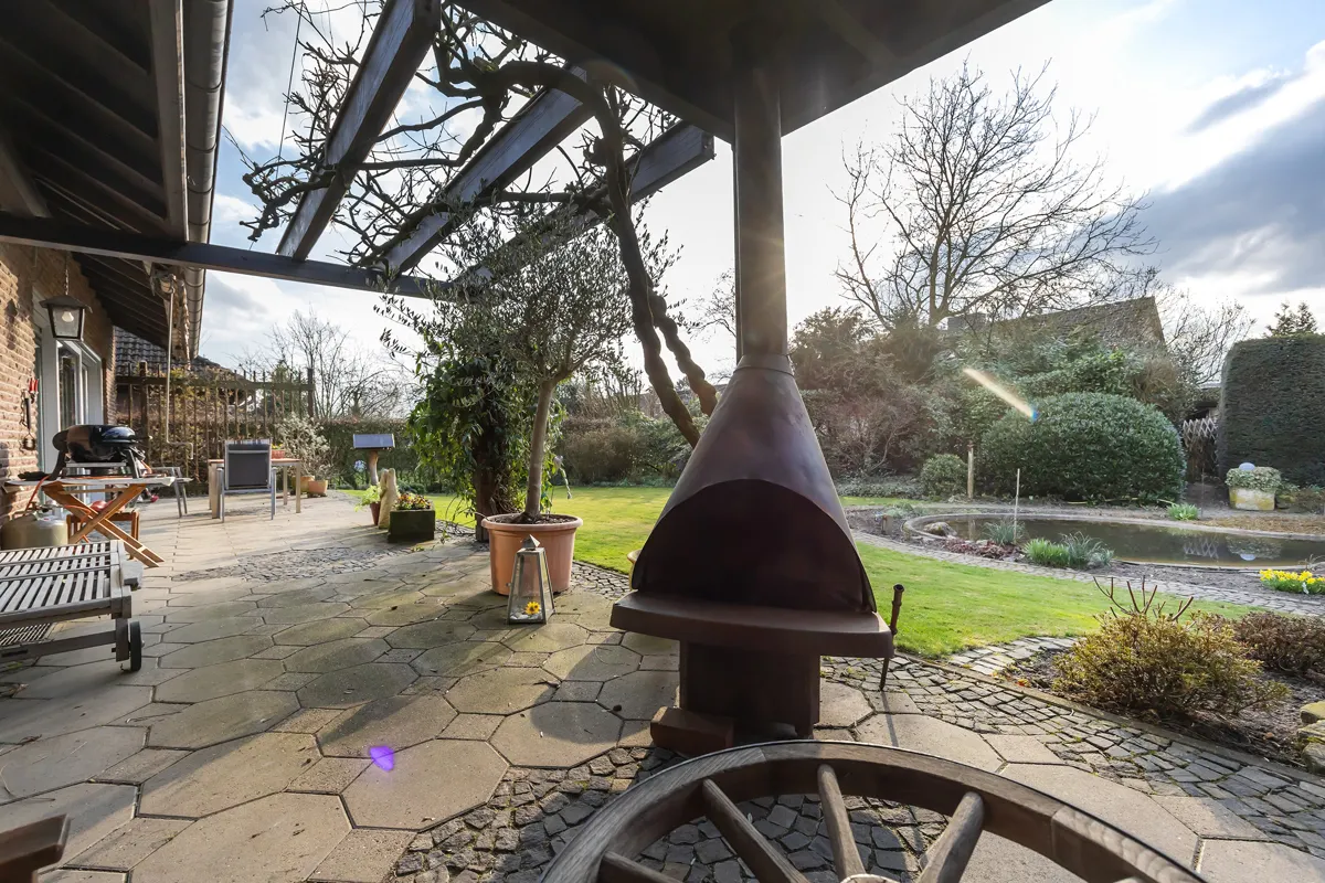 Terrasse mit Außenkamin