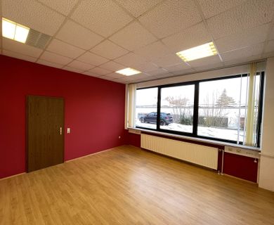 Helle Gewerbeeinheit mit eigenem Eingang und großzügigen Räumen