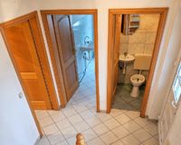 Blick von der Treppe ins Gäste-WC und HRW