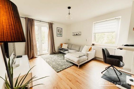 Südstadt, Helle und modern möblierte Wohnung mit Internet, Balkon und Stellplatz