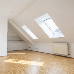 Helle ca. 45m² große 2-Zimmer-Dachgeschosswohnung mit Tageslichtbad
