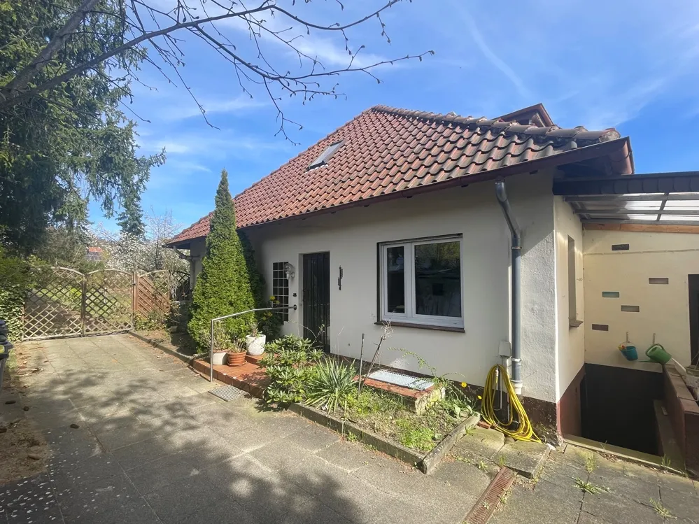 Eingangsseite / Zufahrt Garage