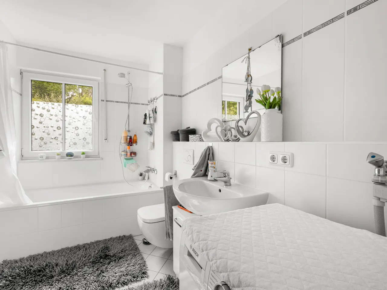 Badezimmer mit Fenster