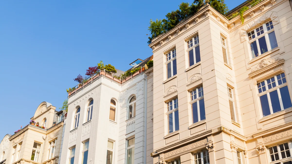 Sanierte Altbau-Mehrfamilienhäuser mit Dachterrasse